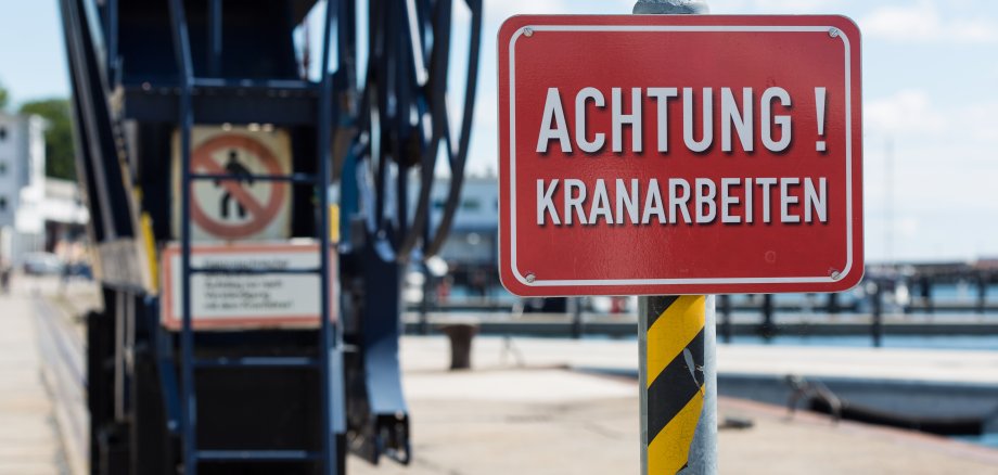 A,Red,Sign,"attention!,Crane,Work",(german,"achtung!,Kranarbeiten"),In