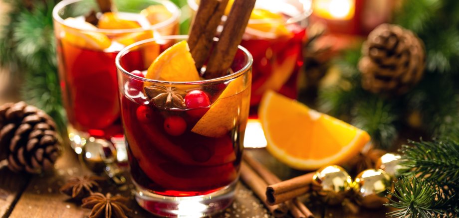 Christmas,Mulled,Red,Wine,With,Spices,And,Oranges,On,A