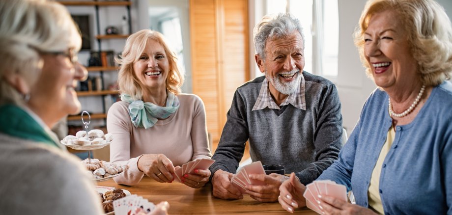 Group,Of,Cheerful,Mature,People,Having,Fun,While,Playing,Cards