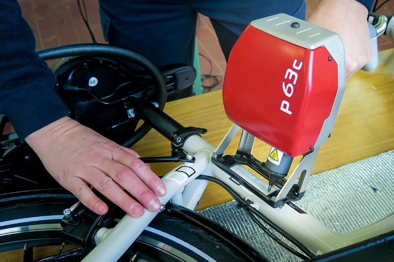 Ein Polizeibeamter bringt die F.E.I.N.-Kennung auf einem Fahrrad an Ein Polizeibeamter bringt die F.E.I.N.-Kennung auf einem Fahrrad an