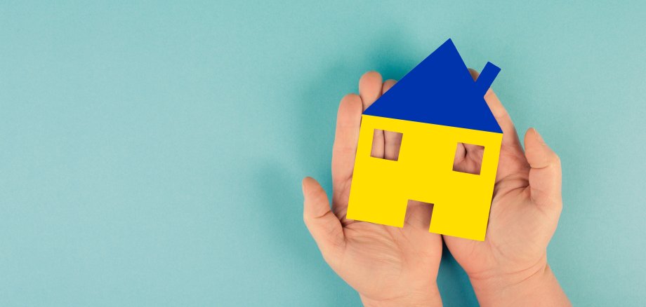 Holding,A,House,In,The,Hand,With,The,Colors,Of