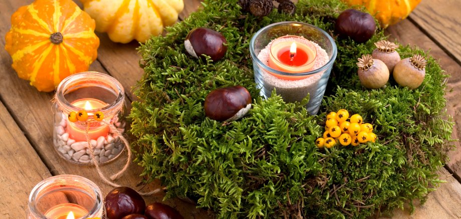 Autumnal,Decoration,-,Moss,Wreath,,Pumpkins,And,Candles