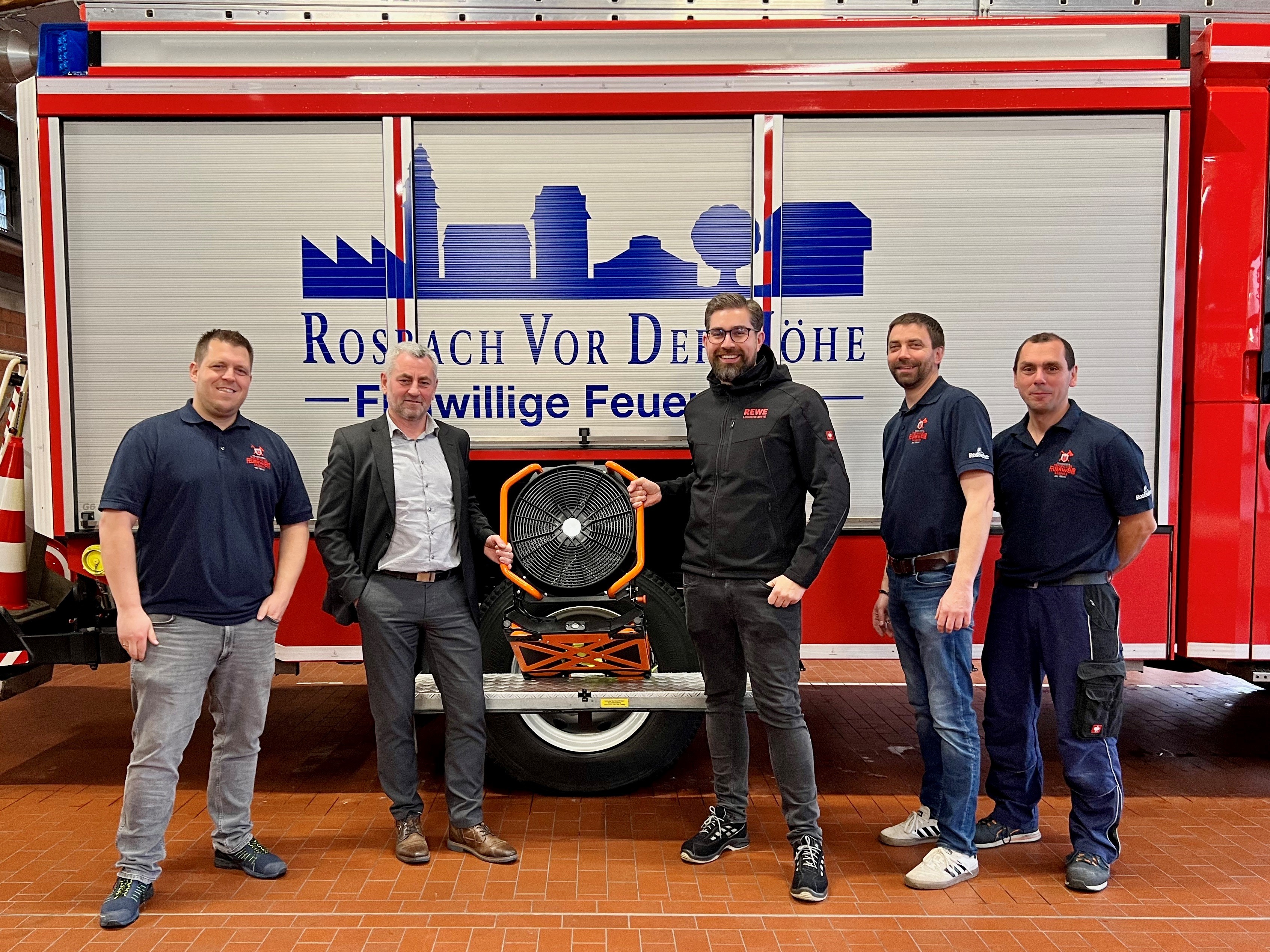 Übergabe des Lüfters an die Freiwillige Feuerwehr mit v.l.n.r. Tim Blecher (Förderverein), Ort-win-Jürgen Kellinger (Penny), Daniel Liebe (Rewe), Heiko Blecher und Matthias Maurer (beide Zugführer Feuerwehr Rosbach)