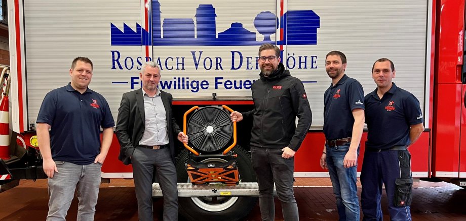 Übergabe des Lüfters an die Freiwillige Feuerwehr mit v.l.n.r. Tim Blecher (Förderverein), Ort-win-Jürgen Kellinger (Penny), Daniel Liebe (Rewe), Heiko Blecher und Matthias Maurer (beide Zugführer Feuerwehr Rosbach) 