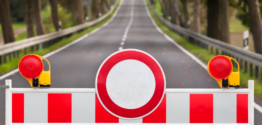 Red,And,White,Colored,Street,Barrier,At,An,Empty,Road/closed