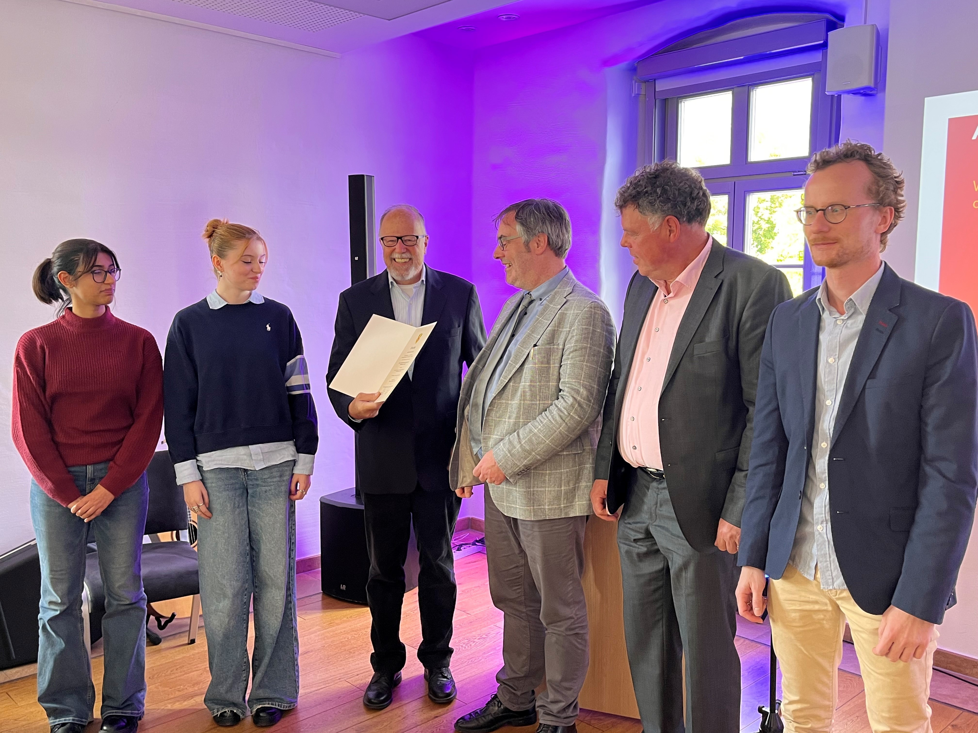 Adolf-Reichwein-Preisverleihung: Schülerinnen der AG „Schule ohne Rassismus - Schule mit Courage“, Dr. Michael Limlei, Vorsitzender des Heimatgeschichtsvereins 1984 e.V. Rosbach v. d. Höhe und Jurymitglied, Herr Grundmann, Schulleiter der Weibelfeldschule, Steffen Maar, Bürgermeister der Stadt Rosbach v. d. Höhe sowie Herr Mittnacht, Leiter der AG und Lehrer an der Weibelfeldschule