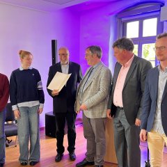 Adolf-Reichwein-Preisverleihung: Schülerinnen der AG „Schule ohne Rassismus - Schule mit Courage“, Dr. Michael Limlei, Vorsitzender des Heimatgeschichtsvereins 1984 e.V. Rosbach v. d. Höhe und Jurymitglied, Herr Grundmann, Schulleiter der Weibelfeldschule, Steffen Maar, Bürgermeister der Stadt Rosbach v. d. Höhe sowie Herr Mittnacht, Leiter der AG und Lehrer an der Weibelfeldschule