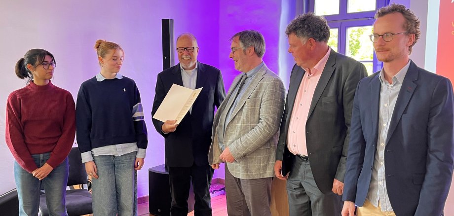 Adolf-Reichwein-Preisverleihung: Schülerinnen der AG „Schule ohne Rassismus - Schule mit Courage“, Dr. Michael Limlei, Vorsitzender des Heimatgeschichtsvereins 1984 e.V. Rosbach v. d. Höhe und Jurymitglied, Herr Grundmann, Schulleiter der Weibelfeldschule, Steffen Maar, Bürgermeister der Stadt Rosbach v. d. Höhe sowie Herr Mittnacht, Leiter der AG und Lehrer an der Weibelfeldschule