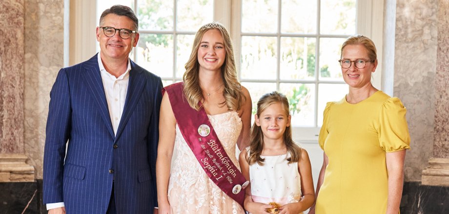 Ministerpräsident Boris Rhein empfängt gemeinsam mit seiner Frau Tanja Raab-Rhein die Rosbacher Blütenkönigin Sophia I. und ihr Blütenkind Helena im Wiesbadener Schloss Biebrich