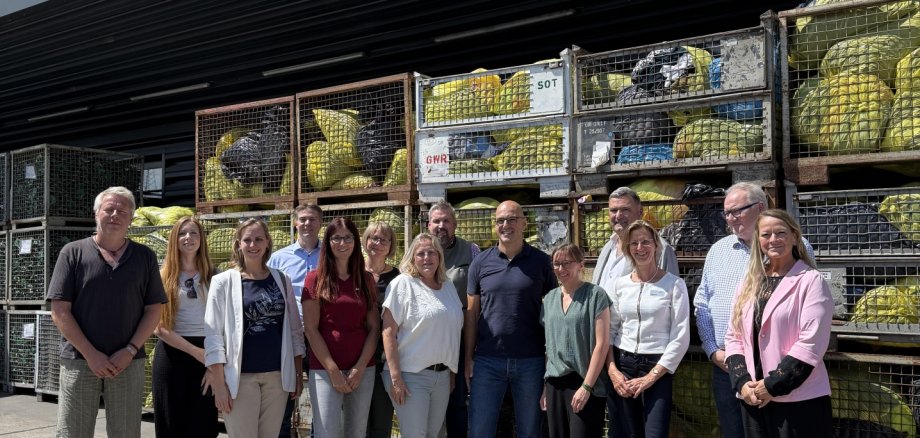 Foto (von links): Matthias Söhlke (Grümel), Sabine Reining (BauHaus Werkstätten Wiesbaden), Christine Herkströter (ESO Offenbach), Holger Kahl (Azur), Jutta Dehler (Grümel), Mirjam Aasman (Jugendwerkstatt Gießen), Andrea Kommer (Förderverein Arbeit, Recycling und Design), Dominik Jehring (Abfallwirtschaft Wetterau), Marco Cardillo (Praxis), Alexandra Rinn (Eigenbetrieb Kreislaufwirtschaft Landkreis Gießen), Christian Loose (ESO Offenbach), Birgit Simon (Abfallwirtschaft Wetterau), Gregor Langweg (GWR), Peggy Hoffmann (Regionale Diakonie)