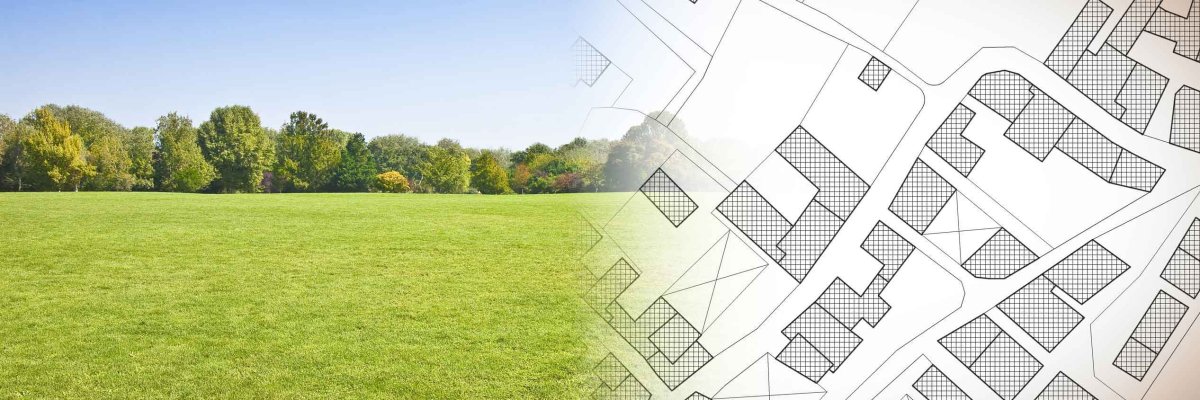 Eine offene, grüne Fläche mit einer Reihe Bäume. Das Foto ist mit einem schematischen Bauplan oder Katasterplan von Gebäuden und Straßen überlagert. Es Symbolisiert Stadtplanung oder Immobilienentwicklung.