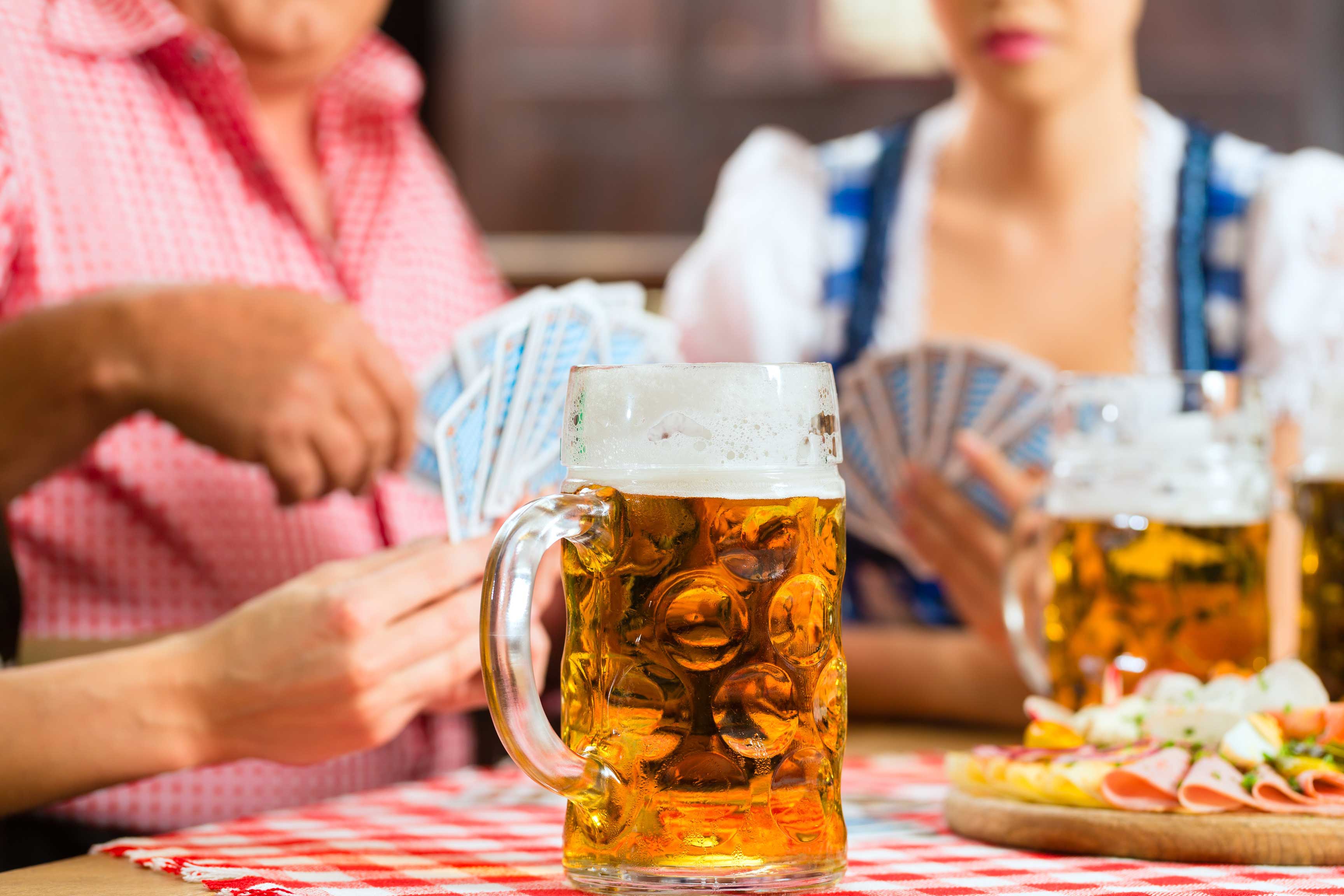 In,Pub,-,Friends,In,Tracht,,Dirndl,And,Lederhosen,Drinking