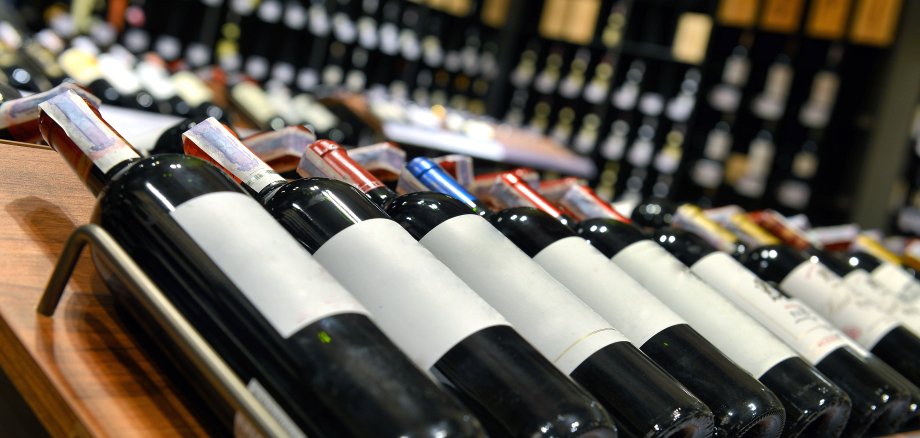 Red,And,White,Wine,In,Bottles,In,Wine,Shop