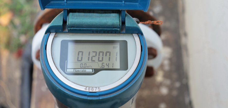 Blue,Digital,Water,Meter.,Closeup,Of,Old,And,Dirty,Electronic