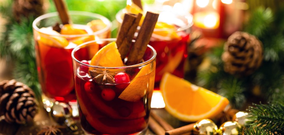 Christmas,Mulled,Red,Wine,With,Spices,And,Oranges,On,A