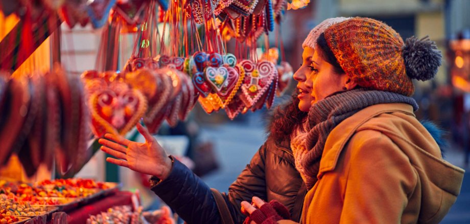 Friends,Buying,Candies,On,Christmas,Market