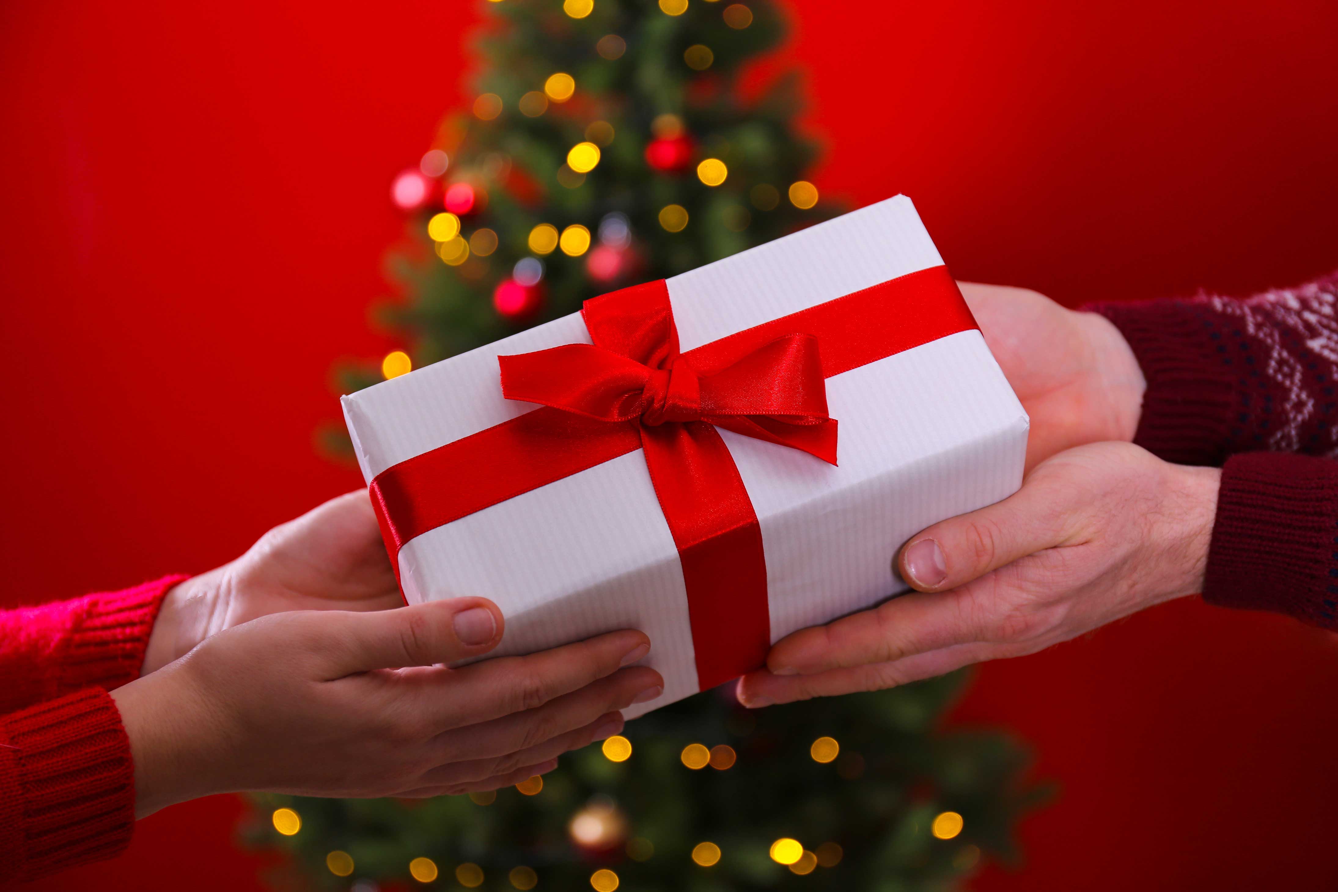 Cropped,Chot,Of,Couple,In,Love,Exchanging,The,Presents,Next