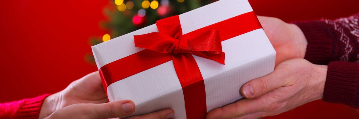 Cropped,Chot,Of,Couple,In,Love,Exchanging,The,Presents,Next