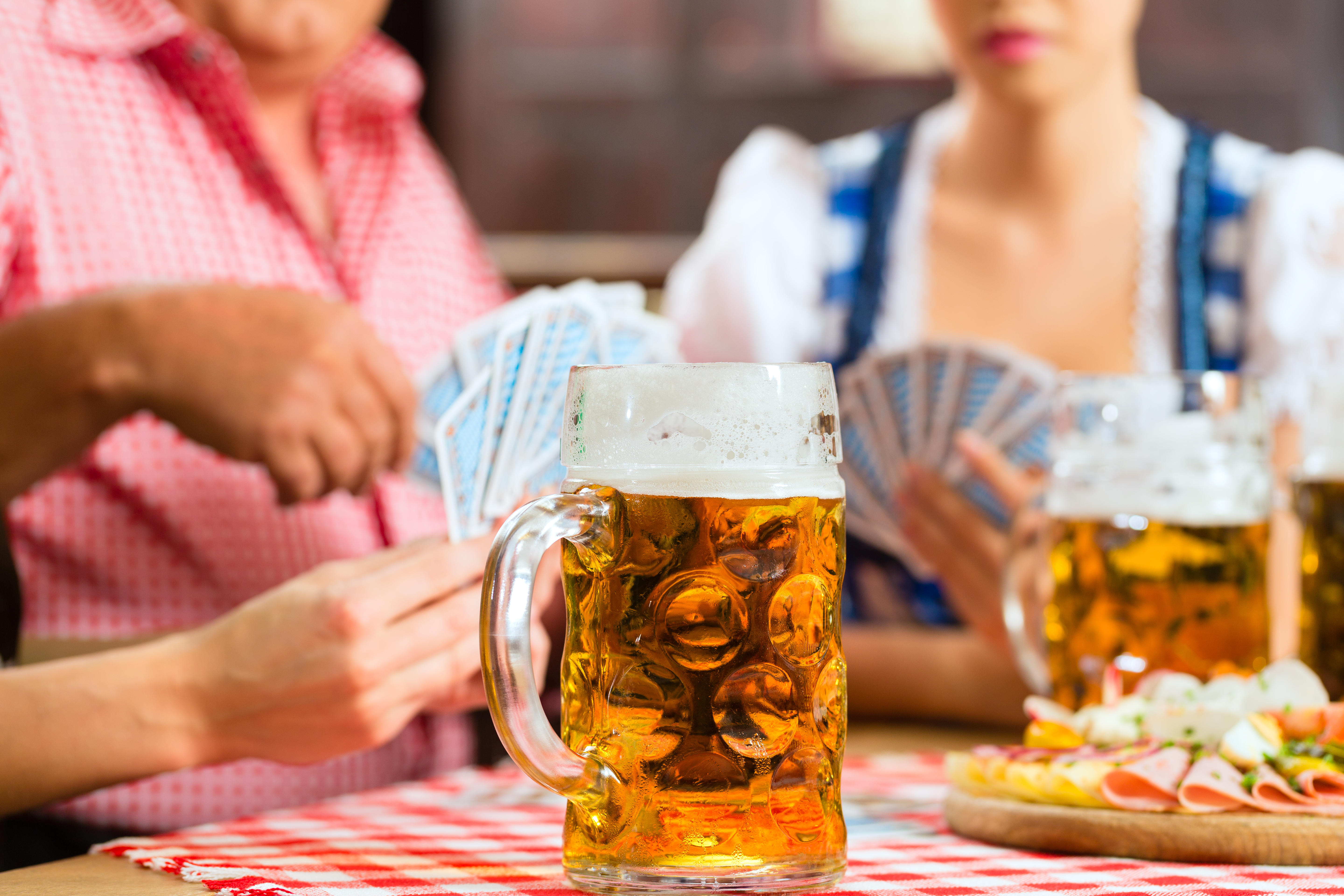 In,Pub,-,Friends,In,Tracht,,Dirndl,And,Lederhosen,Drinking